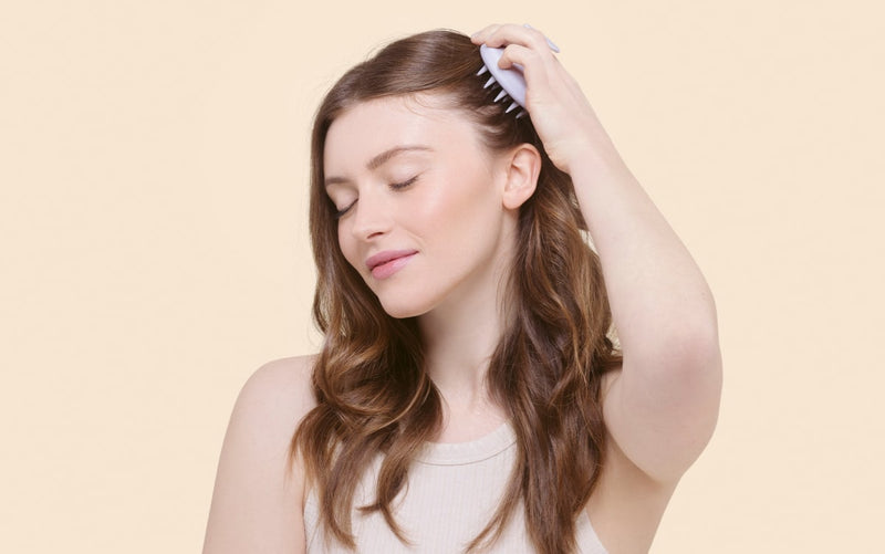 Brosse de massage du cuir chevelu pour le soin et la relaxation - Aroma-Zone