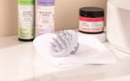 Scalp massage brush for care and relaxation - Aroma Zone - Image 3